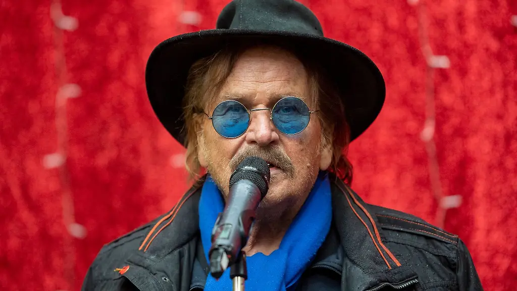 Frank-Zander-im-Dezember-2022-bei-einer-Weihnachtsaktion-fuer-Obdachlose-und-Beduerftige