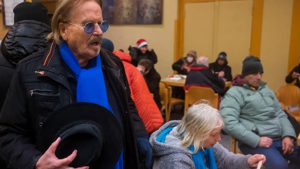 Frank-Zander-Musiker-spricht-mit-Obdachlosen-und-Beduerftigen-bei-einem-Weihnachtsessen