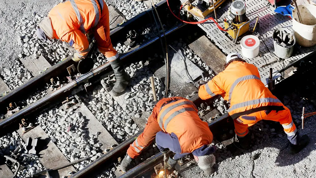 Ein-Bautrupp-der-Bahn-repariert-auf-einer-Strecke-das-Gleisbett