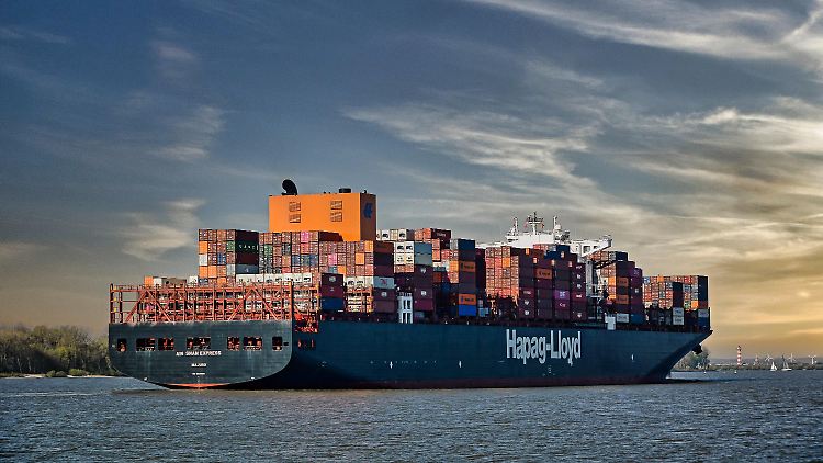 Die deutsche Reederei Hapag-Lloyd (hier in Hamburg) will frühestens am 9. Januar wieder durchs Rote Meer fahren.
