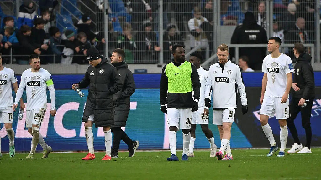 Die-Elversberger-Mannschaft-verlaesst-nach-der-3-2-Niederlage-gegen-Karlsruhe-den-Platz