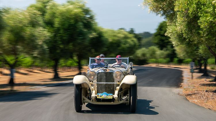 Was vielleicht gemütlich-nostalgisch wirkt, fordert höchste Aufmerksamkeit: Es wird einem am Steuer einiges abverlangt, um den Mercedes W 06 richtig zu beherrschen.