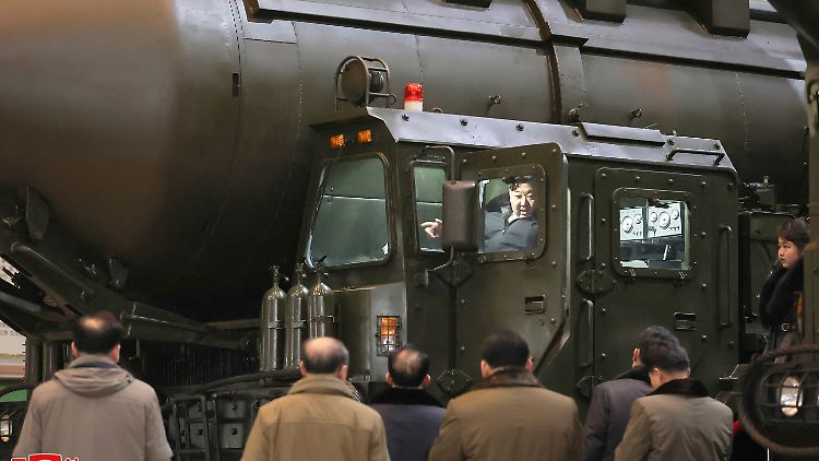 Kim besucht eine Fabrik.