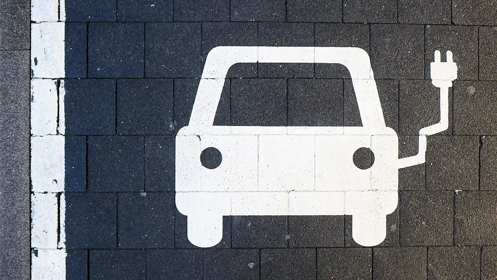 Ein-Symbol-markiert-einen-Parkplatz-an-einer-Ladesaeule-fuer-Elektroautos