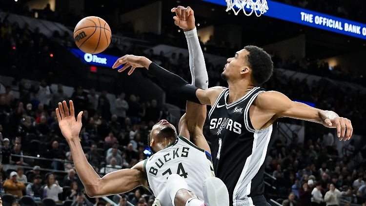 Victor Wembanyama blockt Giannis Antetokounmpo hier zwar, das Gigantenduell verliert er aber.