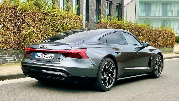 Gewöhnungsbedürftige Rückleuchten schmälern die Attraktivität dieser coupéhaften Limousine kaum.