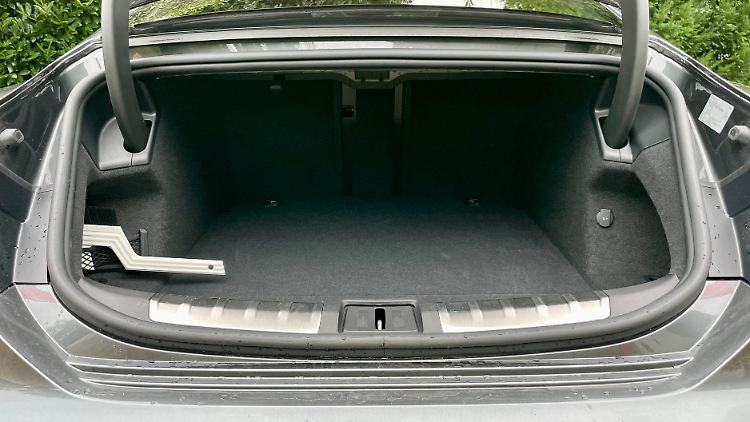 350 Liter Kofferraumvolumen sind etwas mager für eine ausgewachsene Businesslimousine.