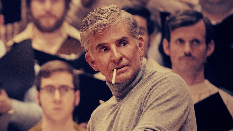 Geht ganz in seiner Rolle auf: Bradley Cooper als Leonard Bernstein.