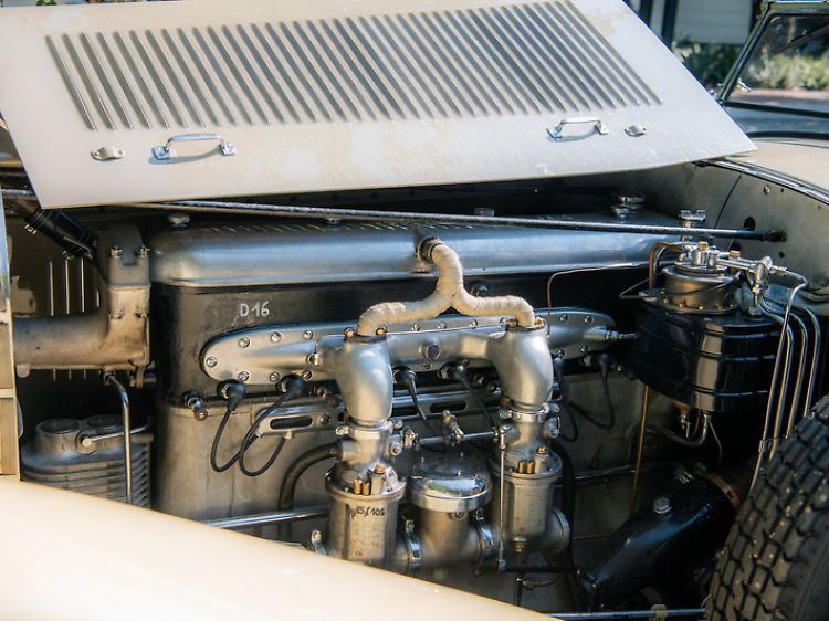 Der Motorraum beherbergt den 6,8 Liter großen Motor des Kompressor-Mercedes.