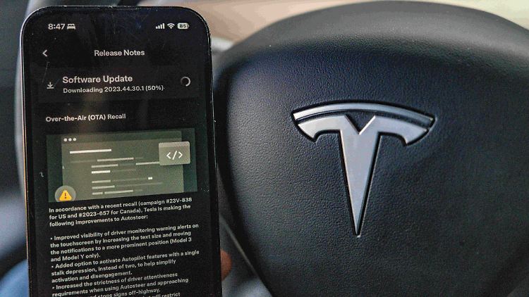 Softwarefehler sorgen bei Tesla für Probleme.