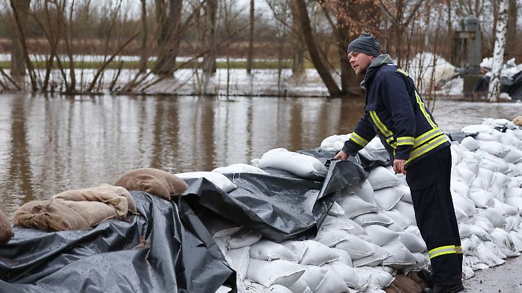 200 Soldaten sollen die Hochwasser-Helfer im Süden von Sachsen-Anhalt beim Befüllen und Verteilen von Sandsäcken unterstützen.