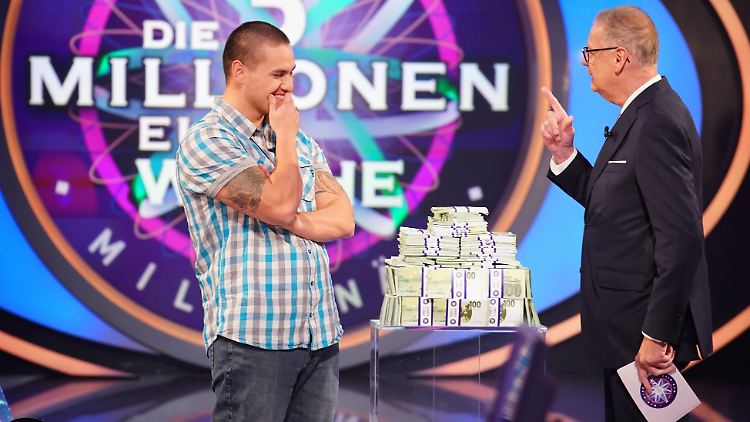 Phillip Hohenberger (l.) geht mit einem Batzen Geld nach Hause. 