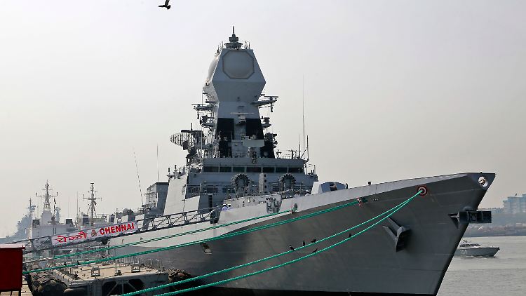 Eine Einheit vom indischen Zerstörer "INS Chennai" hat das von Piraten überfallene Containerschiff geentert. 