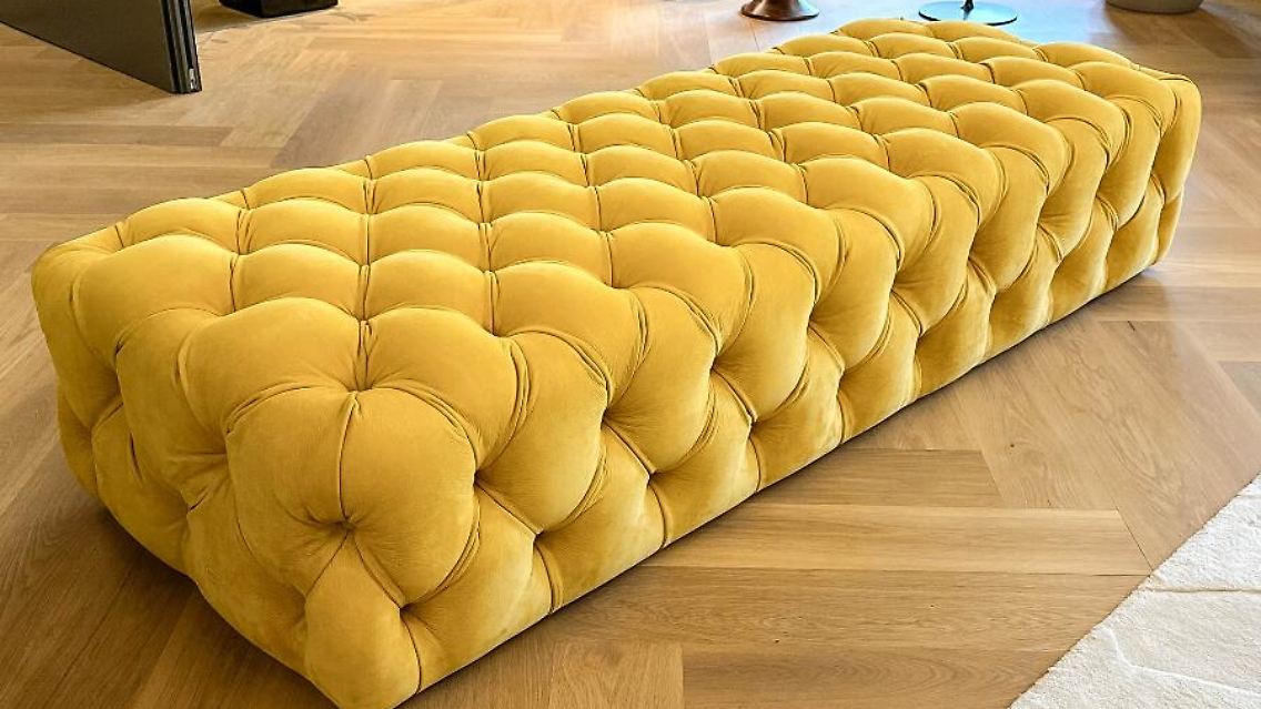 In der ersten Runde kommen 130 Objekte unter den Hammer, darunter diese Chaiselongue.