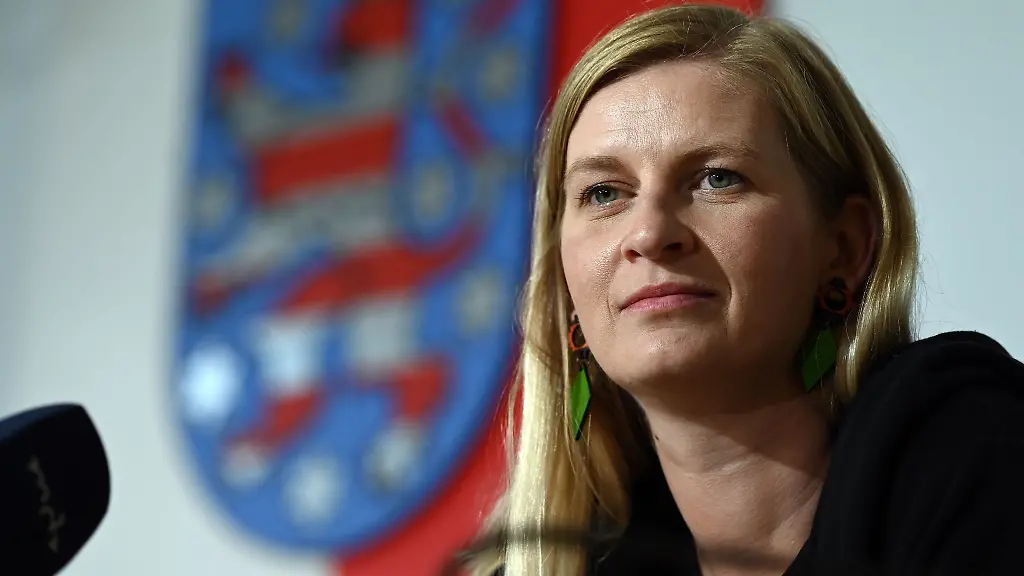 Madeleine-Henfling-Buendnis90-Die-Gruenen-Landtagsabgeordnete-nimmt-an-einer-Pressekonferenz-teil