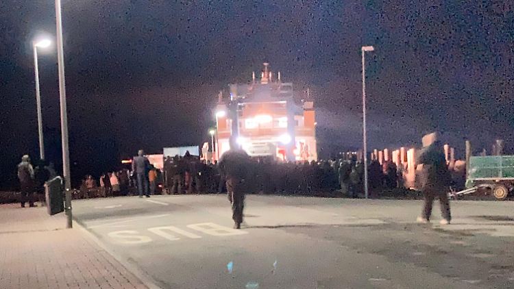 Die Fähre mit Wirtschaftsminister Habeck sowie Dutzenden weiteren Fahrgästen an Bord muss aufgrund der Tumulte in Schlüttsiel wieder ablegen.