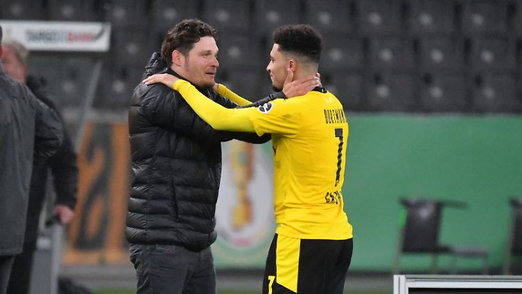 Sie kennen sich bestens: Trainer Terzic und Spieler Sancho beim Pokalgewinn 2021.