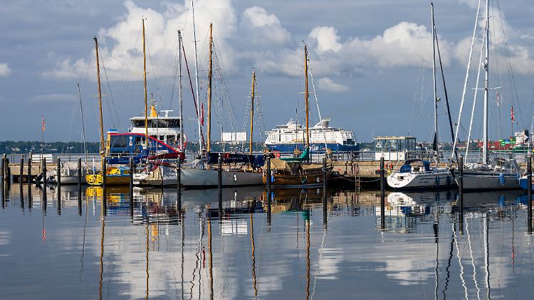 Der Fischerhafen an der Kieler Förde in Möltenort. Fischereibetrieben werden 2024 weitaus weniger Mittel zur Verfügung stehen.