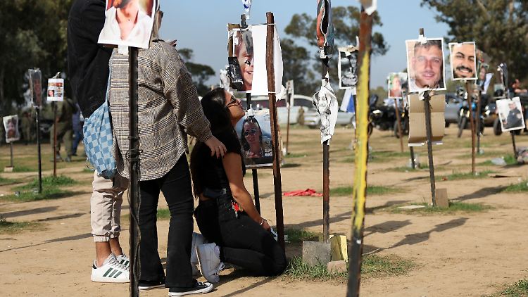 Eine Installation auf dem Gelände des Nova-Festivals im Süden Israels erinnert an die dort Getöteten und Entführten.