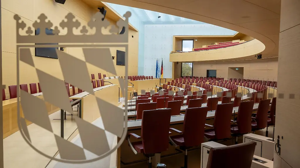 Blick-in-den-neu-renovierten-Plenarsaal-des-bayerischen-Landtags