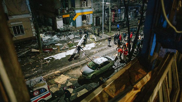 Wirklich gute Nachrichten sind selten geworden in der Ukraine: Blick aus einem Fenster in Charkiw nach einem russischen Angriff am 30. Dezember.