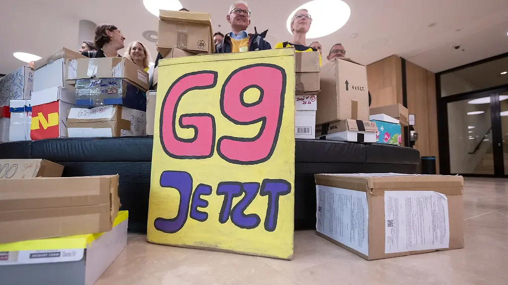 Unterstuetzer-der-Elterninitiative-G9-Jetzt-BW-stehen-im-Foyer-des-Buerger-und-Medienzentrum-des-Landtags-von-Baden-Wuerttemberg