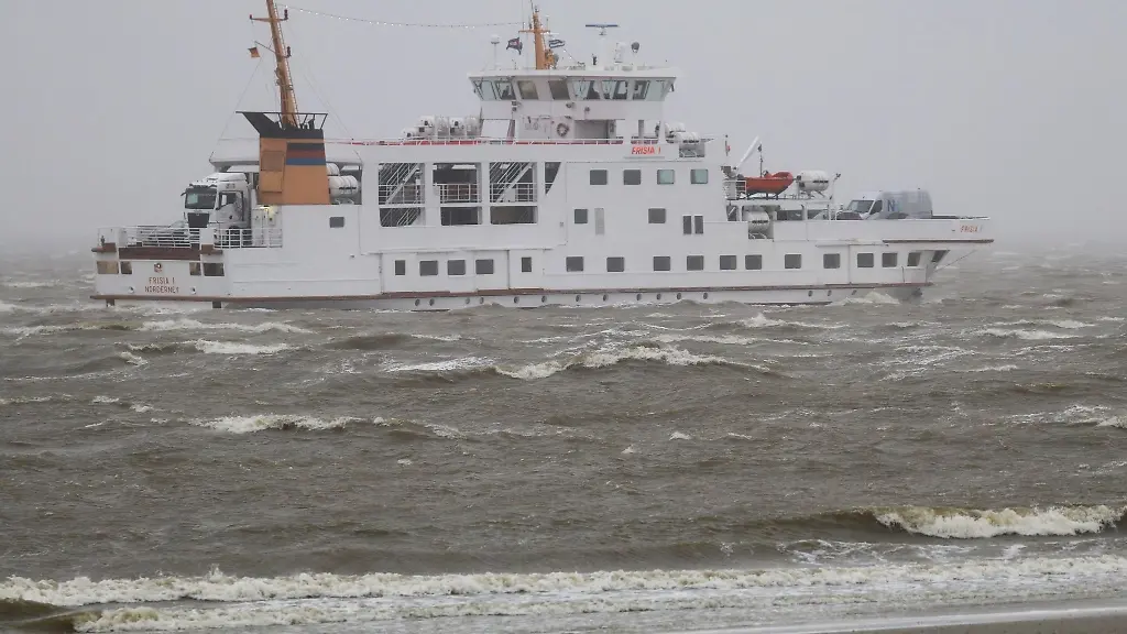 Eine-Faehre-faehrt-am-Morgen-an-der-Insel-Norderney-vorbei