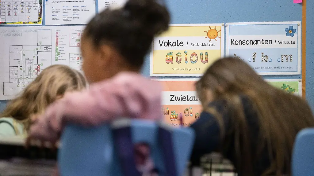 Schuelerinnen-einer-vierten-Klasse-nehmen-am-Unterricht-teil