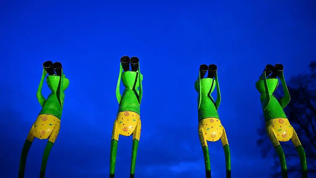 Lichtinstallationen-leuchten-zum-Beginn-des-Winterleuchtens-im-Erfurter-egapark