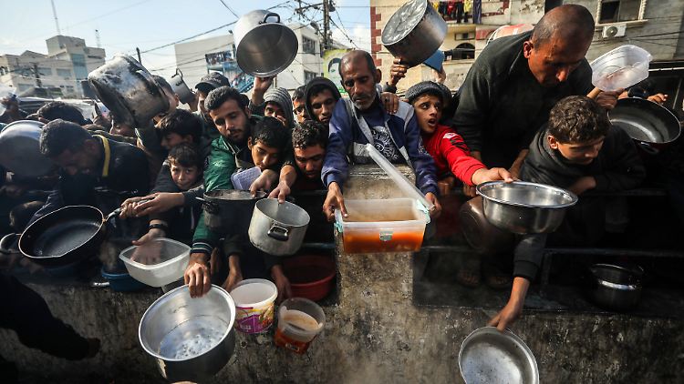 Essensausgabe in Rafah: Israel sagt, Lebensmittel und andere Hilfslieferungen könnten ungehindert in den Gazastreifen kommen. 