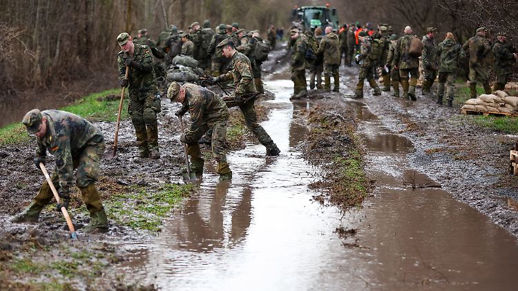Die Bundeswehr sichert einen Deich an der Helme.