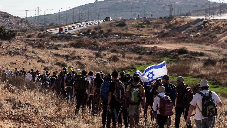 Rechtsorientierte israelische Siedler marschieren in die Hügel des Westjordanlandes, um eine neue Siedlung außerhalb der Siedlung Barkan zu errichten. 
