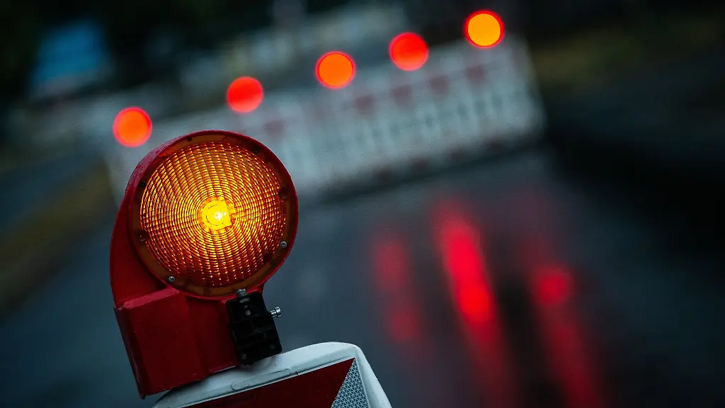 Eine-Warnleuchte-steht-an-einem-abgesperrten-Bereich-auf-einer-Strasse