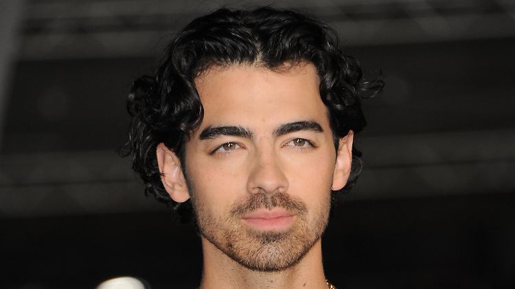 Seit 2005 spielt Joe Jonas gemeinsam mit seinen Brüdern Kevin und Nick in der Popband "Jonas Brothers". 