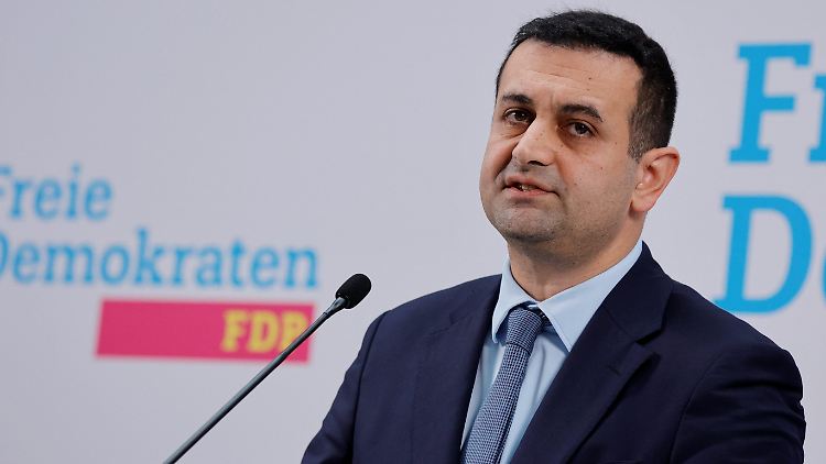 "Migration in den Arbeitsmarkt ist gewünscht, nicht aber in die sozialen Sicherungssysteme", sagt Djir-Sarai.