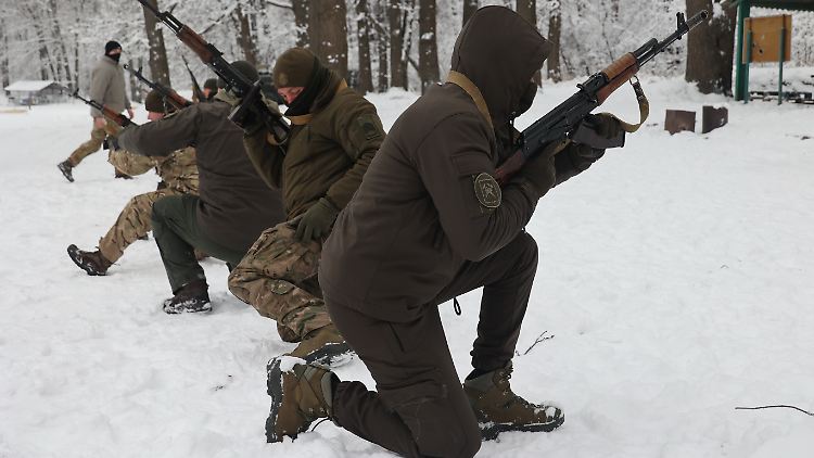 Mitte Dezember: Oberfeldwebel der ukrainischen Nationalgarde erhalten eine Spezialausbildung unter Feldbedingungen in der Region Charkiw.