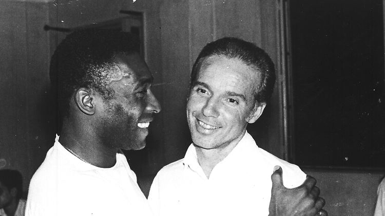 Pele freut sich.: Sein alter Kumpel Zagallo wird im März  1970 Nationaltrainer Brasiliens.