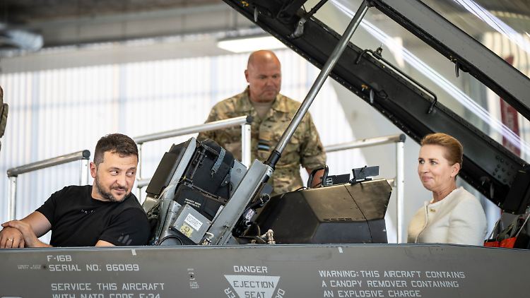 Wolodymyr Selenskyj und Mette Frederiksen nahmen im August 2023 in einem F-16-Kampfjet Platz.
