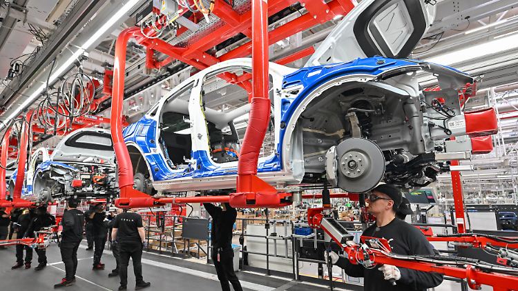 Tesla erhöht die Löhne seiner Beschäftigten im Werk in Grünheide, trotzdem wendet sich der US-Autobauer gegen die Tarifbindung.