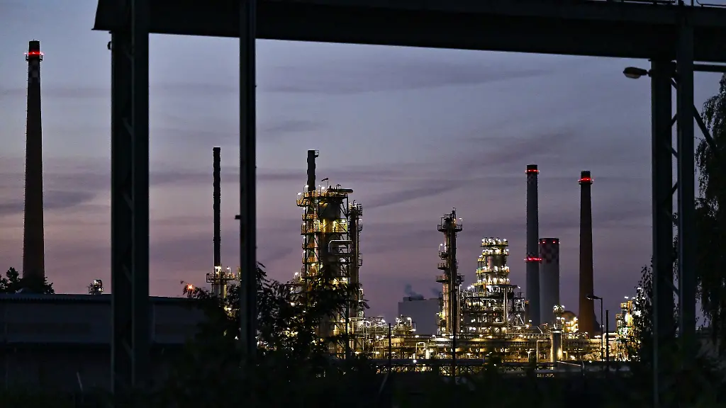 Anlagen-zur-Rohoelverarbeitung-am-Abend