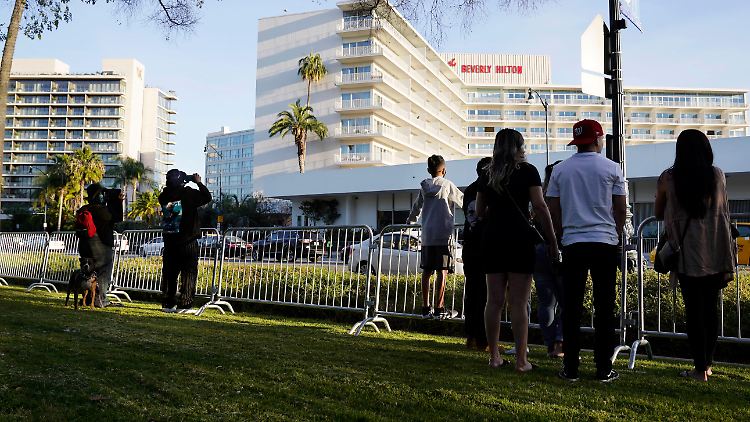 Jedes Jahr (hier 2021) lockt die Golden-Globe-Verleihung Schaulustige zum Beverly Hilton Hotel in Los Angeles. Angesichts des eskalierenden Konfliktes in Nahost 2024 erwartet die Polizei Unruhen. 