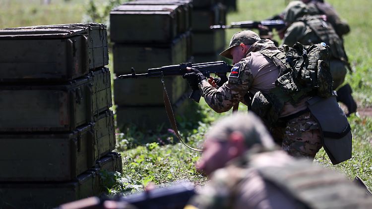 Im Herbst 2022 hatte Russlands Präsident Wladimir Putin entgegen seinem Versprechen, keine einfachen Bürger am Krieg zu beteiligen, rund 300.000 Männer einziehen lassen. 