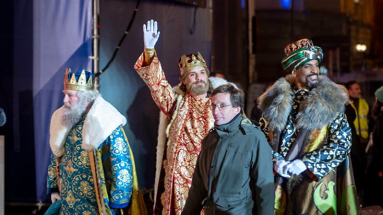 Jose Luis Martinez-Almeida (im Vordergrund), Bürgermeister von Madrid, geht mit den Heiligen Drei Königen nach der Parade.