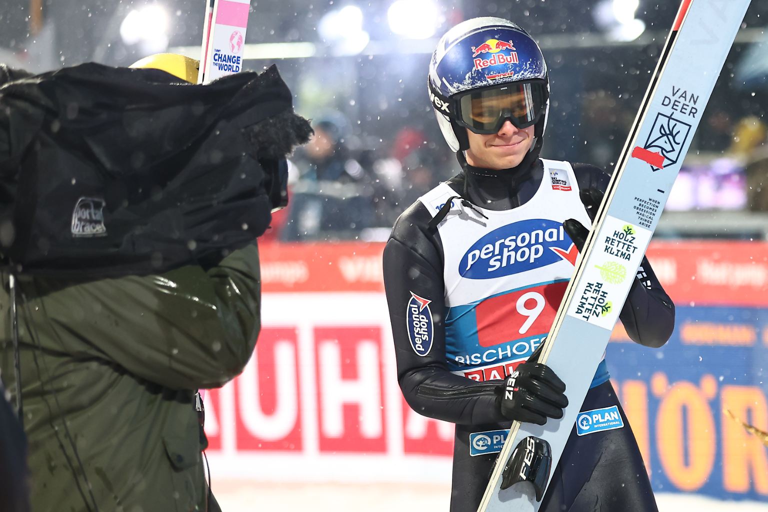 Ein sichtlich enttäuschter Andreas Wellinger fand nach dem verpassten Skisprung-Triumph …