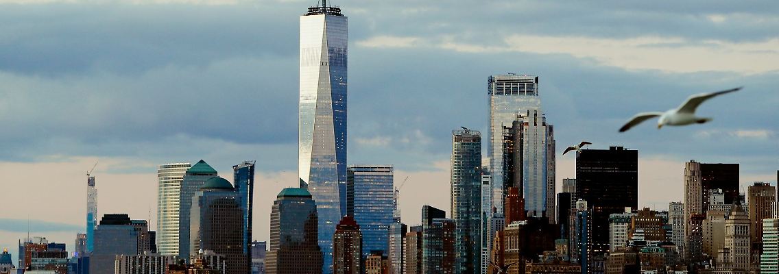 Die Skyline von New York City: Jahr für Jahr steigt der Meeresspiegel und erhöht weltweit für Küstenregionen und ihre Bewohner die Gefährdung durch Überschwemmungen.