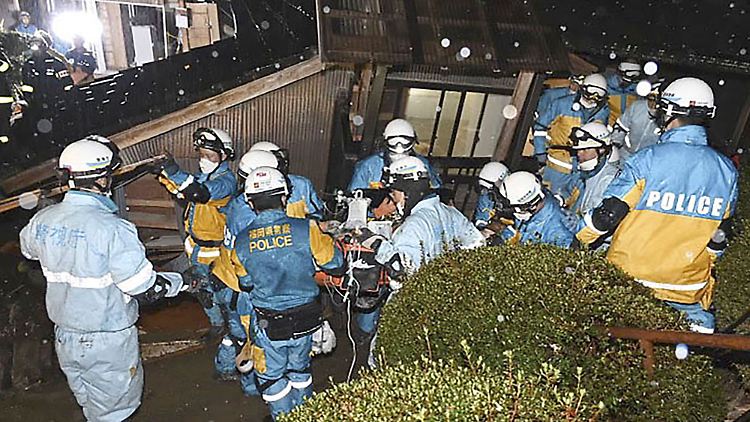 Rettungskräfte bringen die Frau ins Krankenhaus.