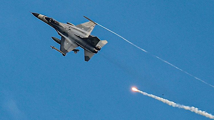 Ein taiwanesischer Kampfjet feuert während einer Übung über der Großstadt Pingtung im September 2022  Leuchtraketen ab.