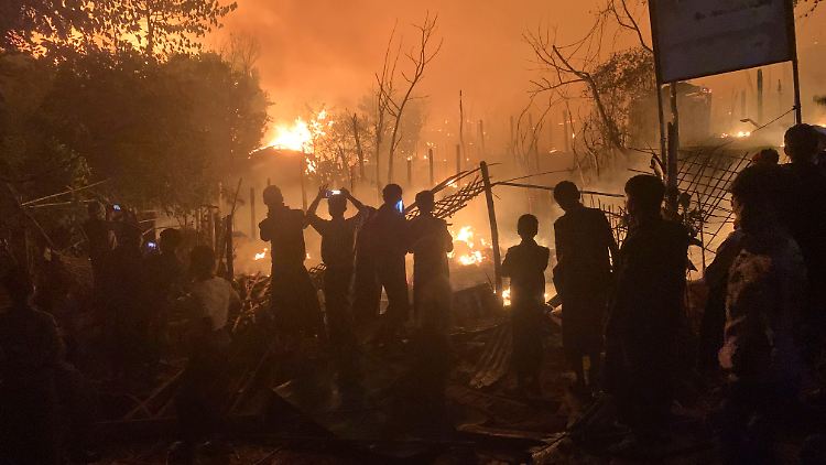 Menschen beobachten das Feuer im Rohingya-Flüchtlingslager in Kutupalong.