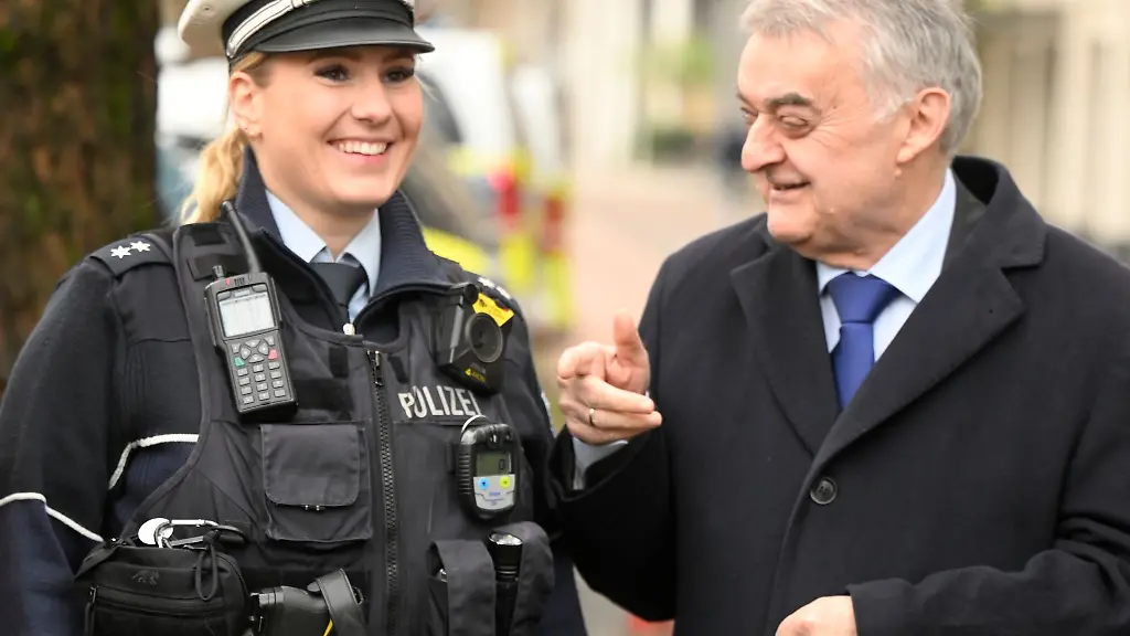 Herbert-Reul-CDU-Innenminister-von-Nordrhein-Westfalen-unterhaelt-sich-mit-einer-Polizistin