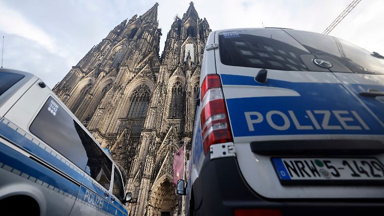 Nach der Terrorwarnung sind die Sicherheitsmaßnahmen für den Kölner Dom noch immer hoch. 